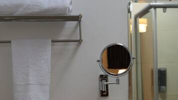 Bad | Dusj, hårføner, håndklær og såpe