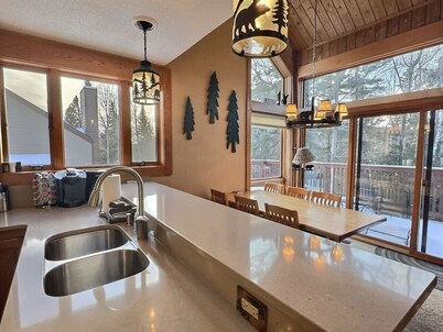 3BR Townhome | Ski-In/Ski-Out | Pool & Hot Tub