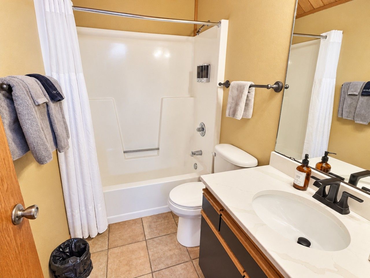 Ein Badezimmer mit Badewanne, Toilette und Waschbecken.