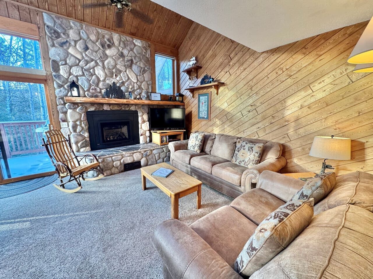 Télévision, cheminée, table de tennis de table