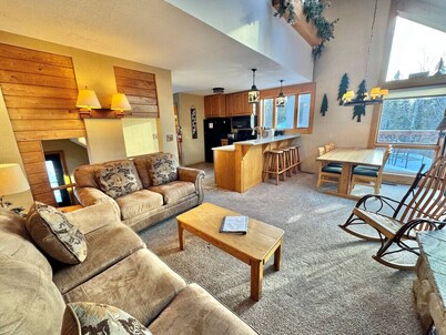 3BR Townhome | Ski-In/Ski-Out | Pool & Hot Tub