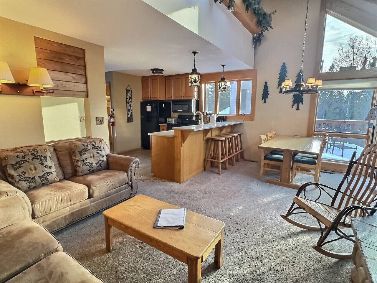 Fernseher, Kamin, Tischtennisplatte