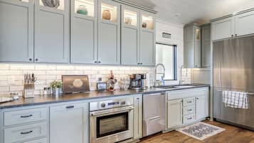 Fridge, microwave, stovetop, dishwasher