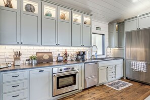 Een koelkast, een microgolfoven, een kookplaat, een vaatwasser