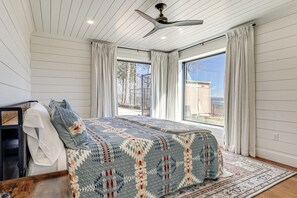 3 bedrooms, iron/ironing board, travel cot, Internet - 'Scenic Overlook' - Luxe Greers Ferry Hideaway! (Fairfield Bay)
