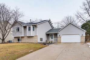 Exterior - Deck & Outdoor Dining! Spacious St Paul Getaway (St Paul)