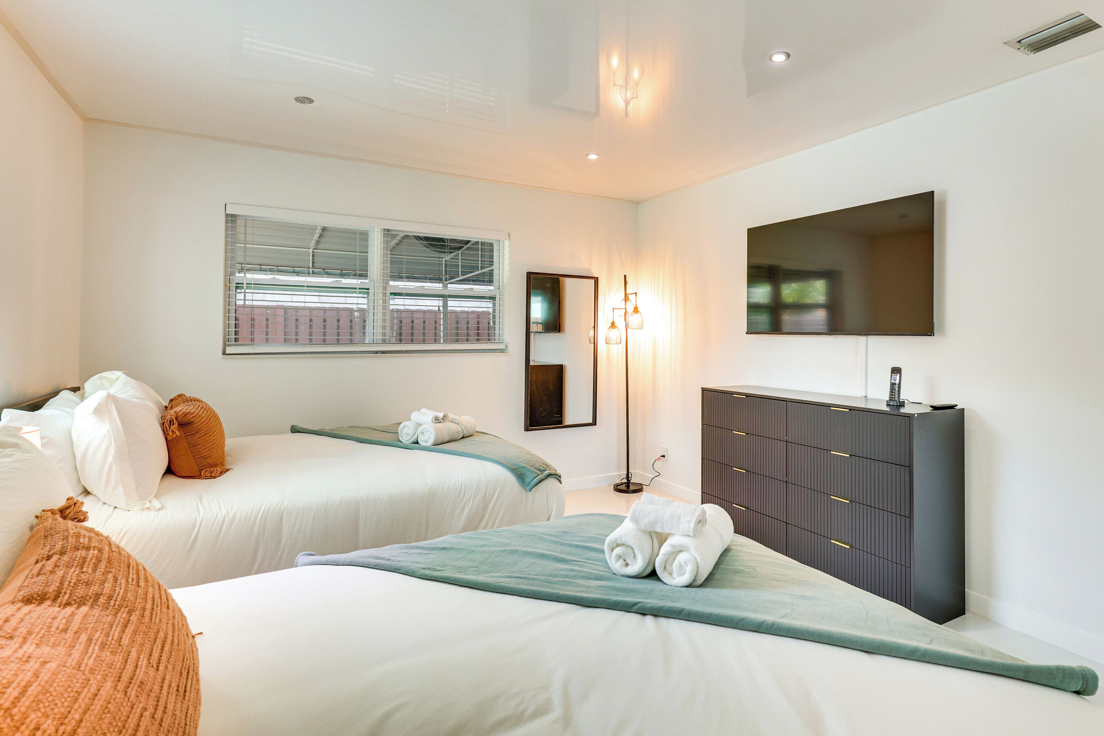 3 habitaciones, escritorio, internet y ropa de cama 