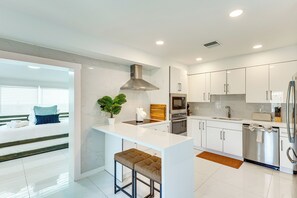 Fridge, microwave, stovetop, dishwasher - 3 Mi to Sea! Family Pool House in Fort Lauderdale (Fort Lauderdale)