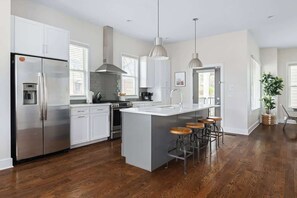 Fridge, microwave, oven, stovetop - Downtown Luxe 4BR | Rooftop Fire Pit! | 8 Beds! (Nashville)