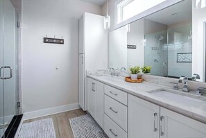 Dusche, Haartrockner, Shampoo