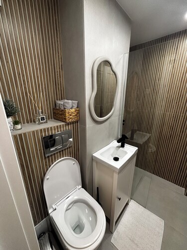 Cozy, modern apartment located near the County Hospital