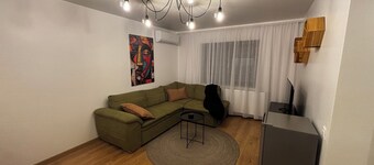 Cozy, modern apartment located near the County Hospital