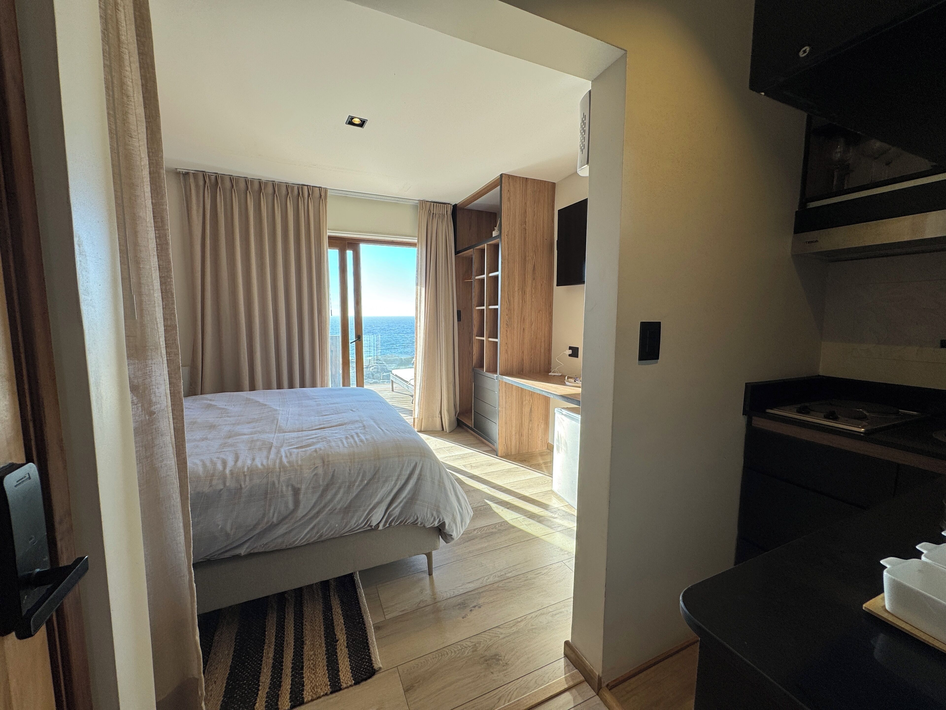 Caja de seguridad en la habitación, cortinas blackout y wifi gratis 