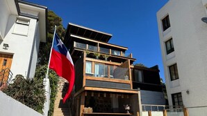 Ein modernes, zweistöckiges Gebäude mit Balkon und einer Flagge.