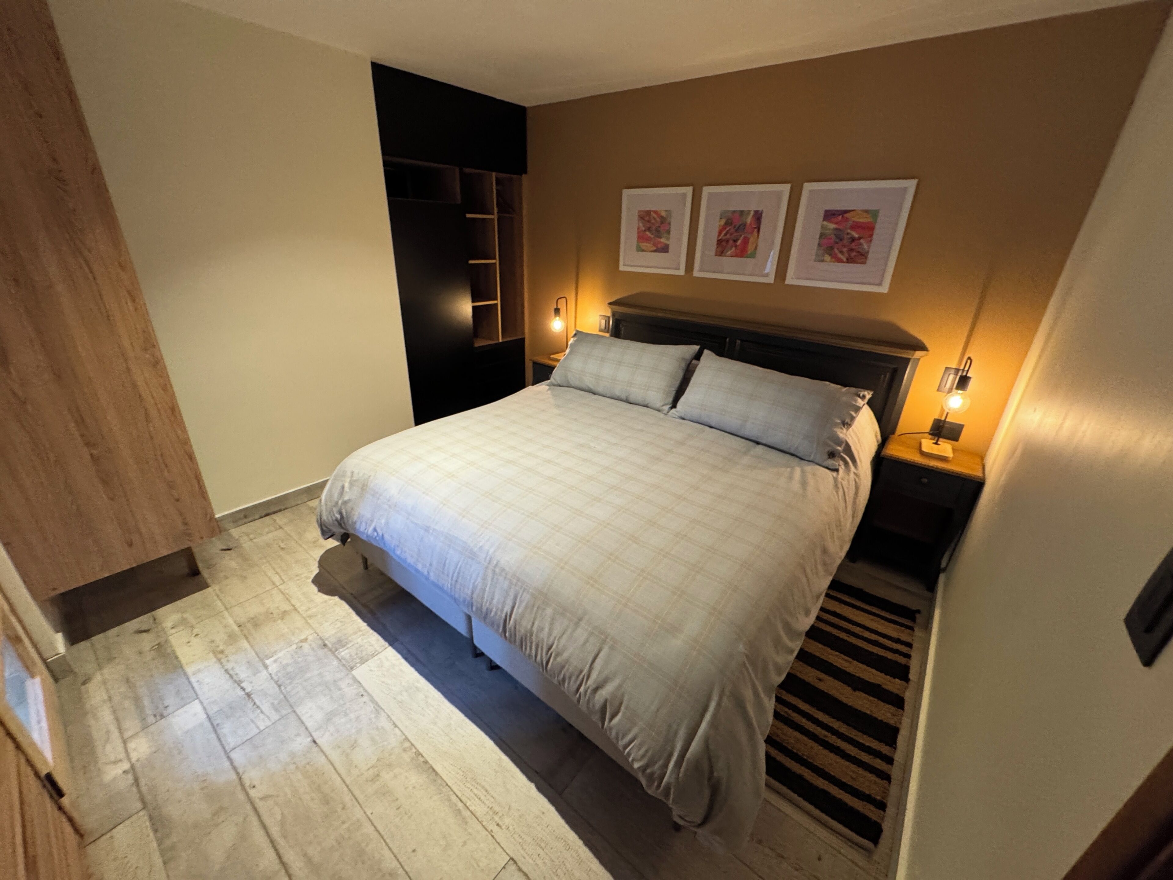 Habitación doble | Caja fuerte, cortinas opacas, wifi gratis