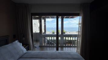 Apartamento, vista parcial para o mar | Cofres nos quartos, cortinas blackout, Wi-Fi de cortesia