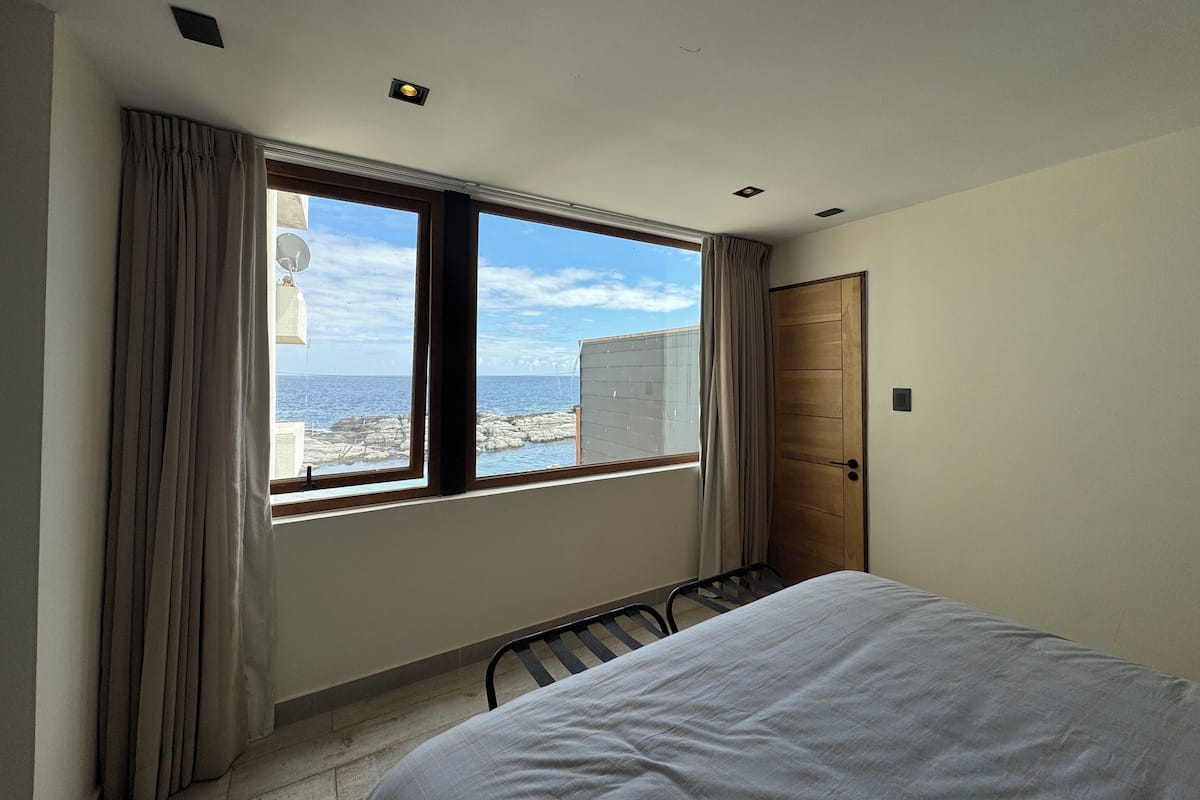 Apartamento, vistas al mar | Caja fuerte, cortinas opacas, wifi gratis