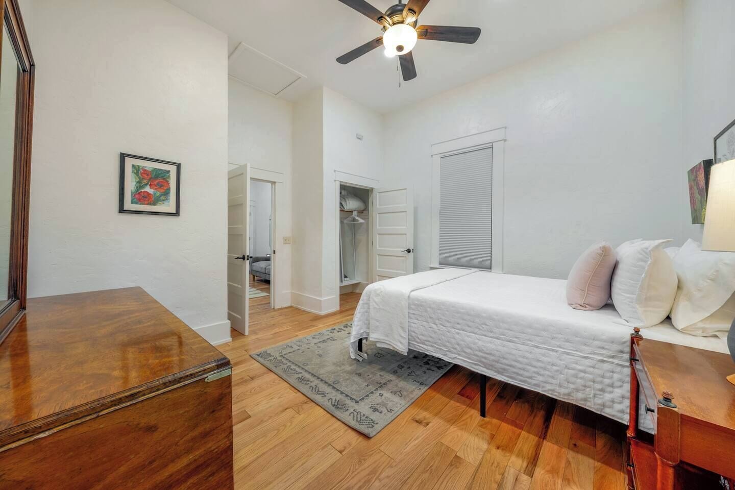 Desk, iron/ironing board, travel cot, WiFi