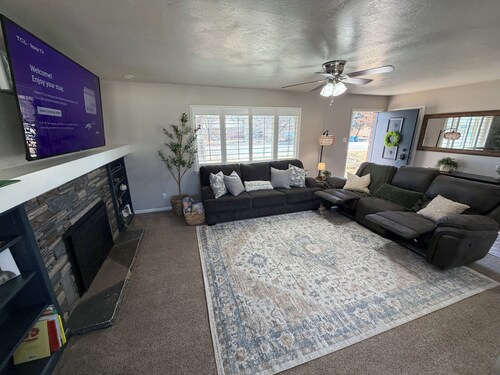  Raptor Retreat dino themed spacious 3 bedroom home sleeps 10 great for families