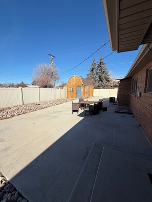 Outdoor dining -  Raptor Retreat dino themed spacious 3 bedroom home sleeps 10 great for families (Vernal)