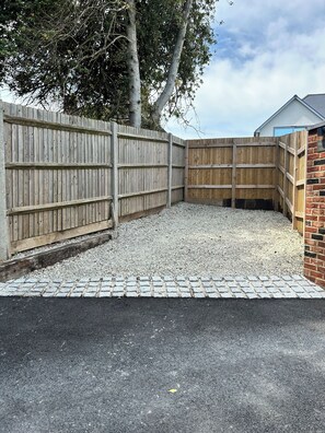 Unclassified image, 4 of 75, button - Newly Built Modern Detached Countryside Annex (Great Mongeham)