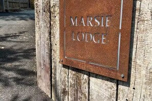 Unclassified image, 3 of 75, button - Newly Built Modern Detached Countryside Annex (Great Mongeham)