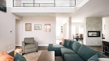 Smart-TV, Kamin, Arbeitsbereiche