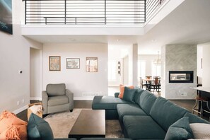 TV connectée, cheminée, espaces bureaux
