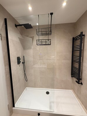 Shower, hair dryer, towels, toilet paper - 3 bed, 'Adrian Cottage' close to Warner Bros, M25, M1. Comes with private gym (Abbots Langley)