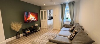 3 bed, 'Adrian Cottage' close to Warner Bros, M25, M1. Comes with private gym