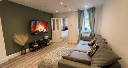 3 bed, 'Adrian Cottage' close to Warner Bros, M25, M1. Comes with private gym