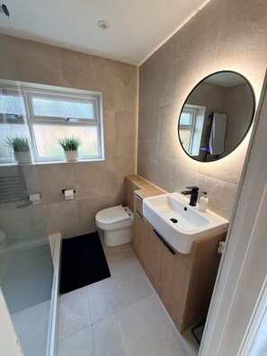 Unclassified image, 5 of 16, button - 3 bed, 'Adrian Cottage' close to Warner Bros, M25, M1. Comes with private gym (Abbots Langley)