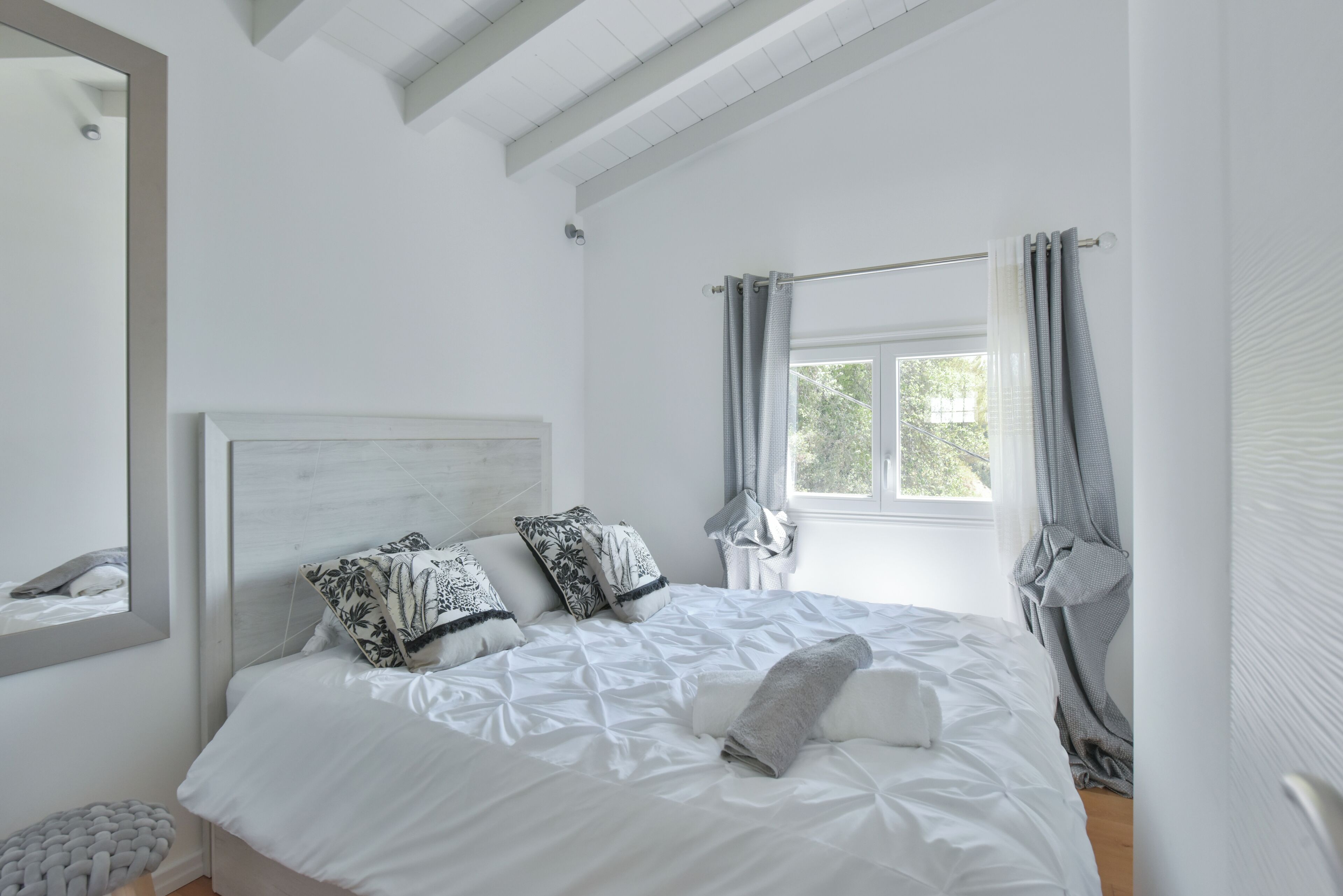 3 bedrooms, iron/ironing board, internet, bed sheets