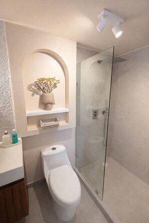 Serviettes fournies, savon, shampoing, papier toilette