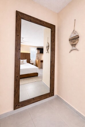 1 bedroom, free WiFi, bed sheets - Centrally located studio in front of the pool (Cancún)