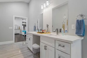 Toalhas de banho, sabonete, papel higiênico 