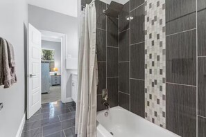 Toalhas de banho, sabonete, papel higiênico 