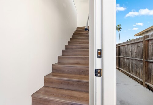Light-Filled ADU Studio • Immaculate, Cozy & Convenient