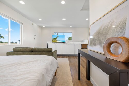 Light-Filled ADU Studio • Immaculate, Cozy & Convenient