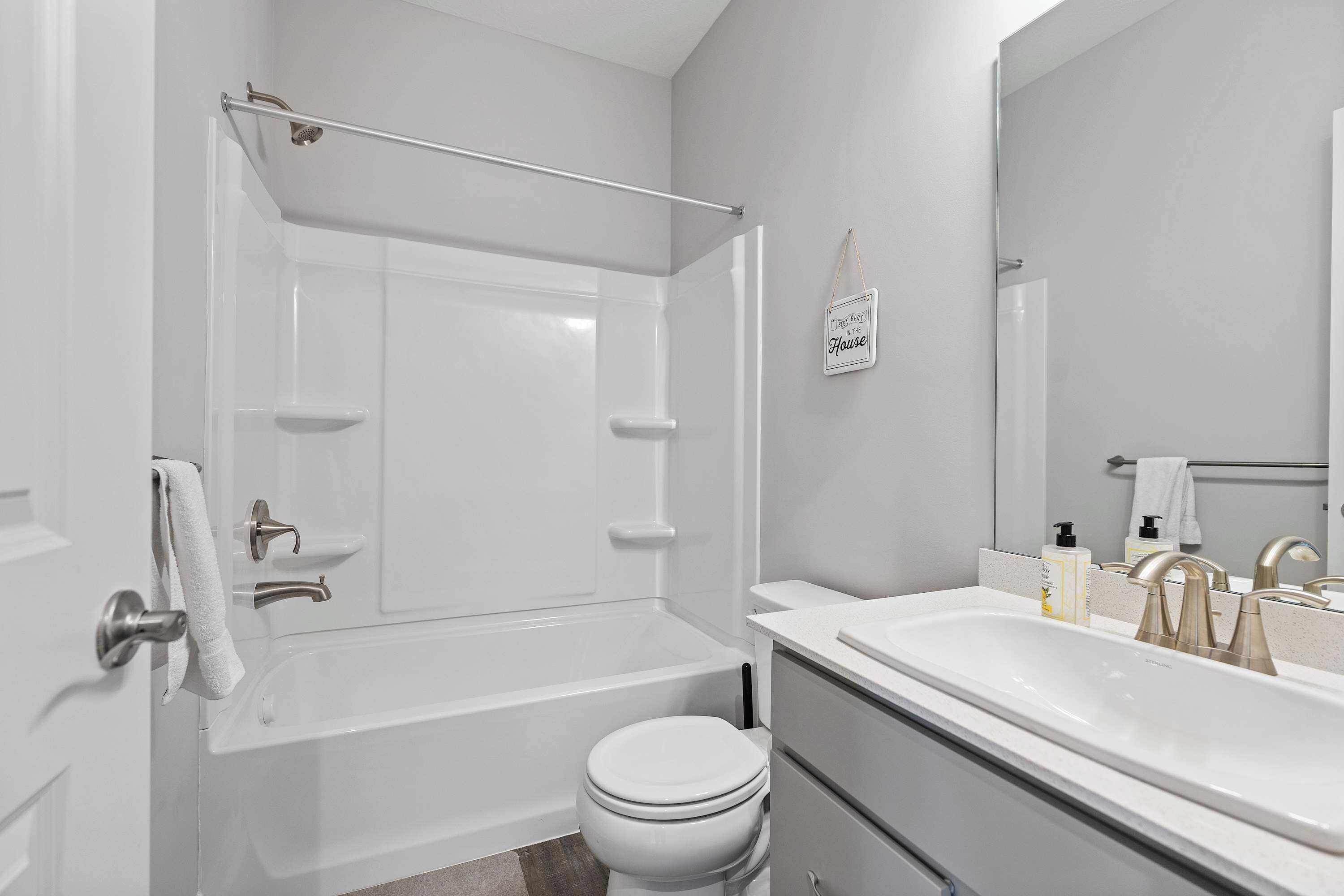 Un baño moderno con bañera, inodoro y lavamanos.