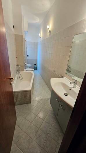 Regadera, secadora de cabello, bidet, toallas 