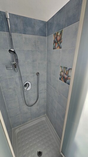 Shower, hair dryer, bidet, towels - South Milan Family and Business home (San Donato Milanese)