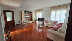 TV - South Milan Family and Business home (San Donato Milanese)