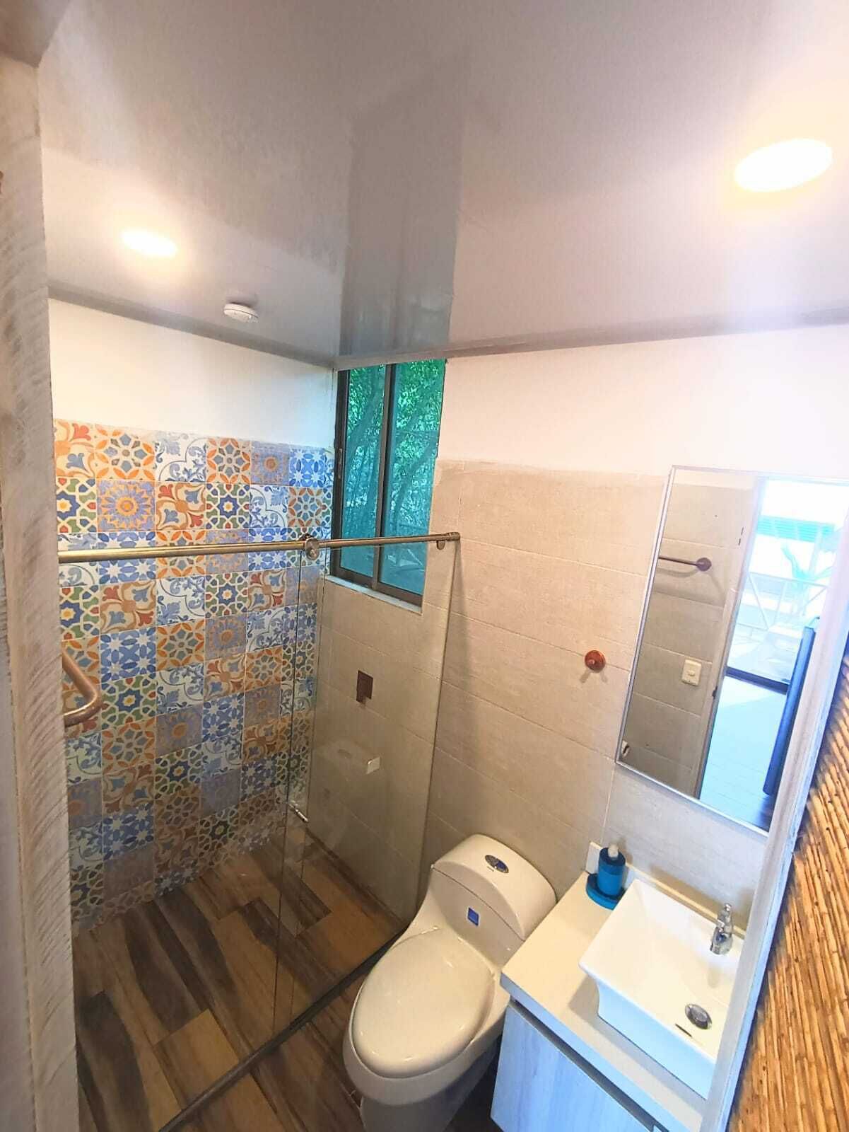 Serviettes fournies, papier toilette