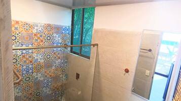 Serviettes fournies, papier toilette