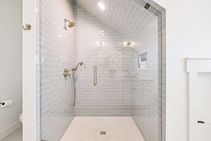 Een douche, een haardroger, handdoeken, zeep