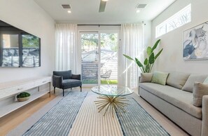 Living area - Central Austin Retreat (Austin)