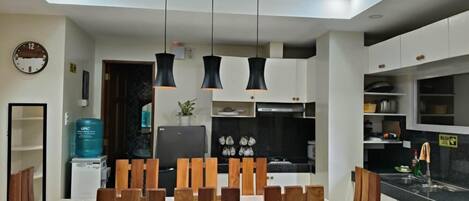 冷蔵庫、電子レンジ、コンロ、食器洗い機