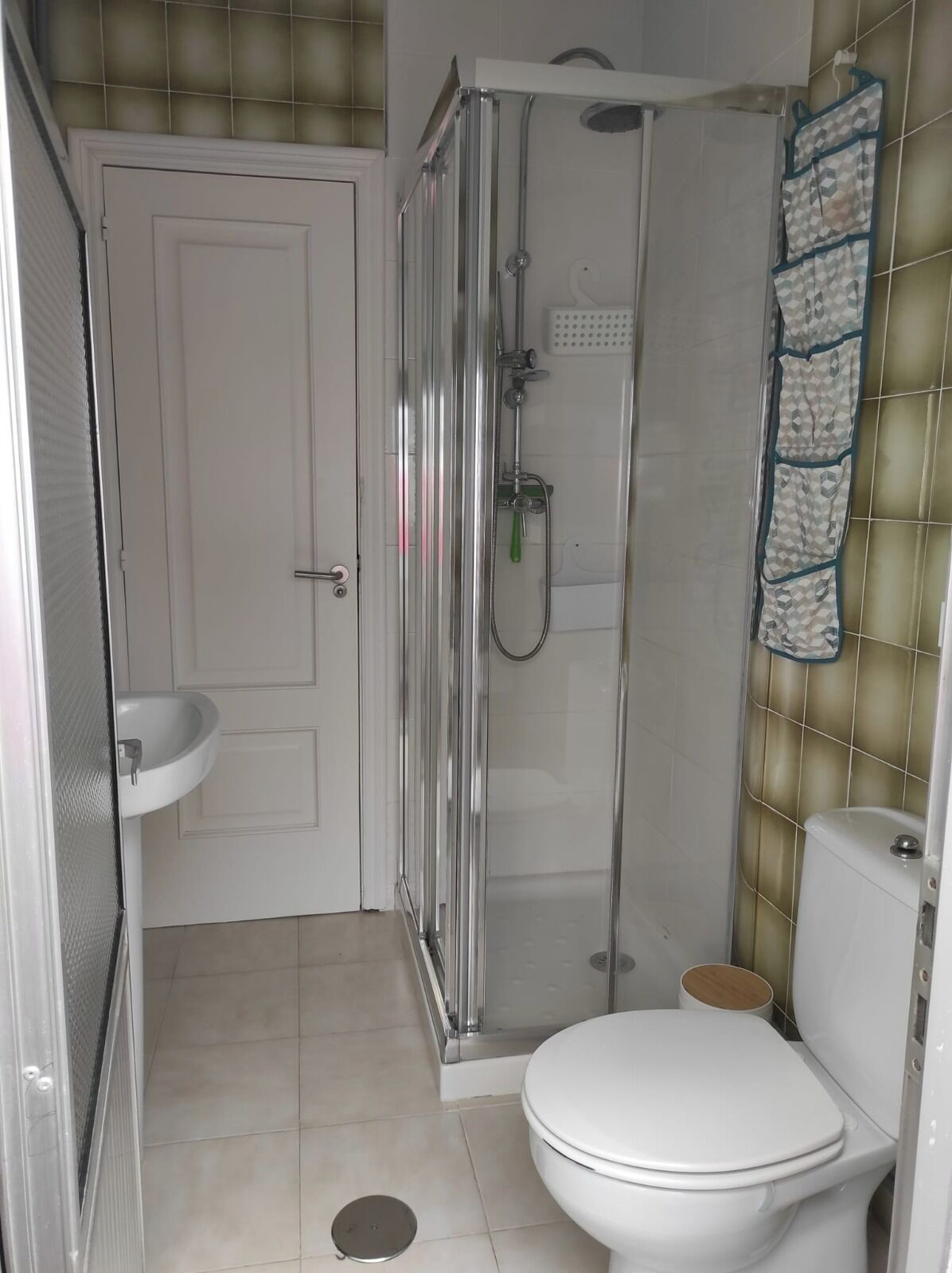 Asciugacapelli, bidet, asciugamani, sapone