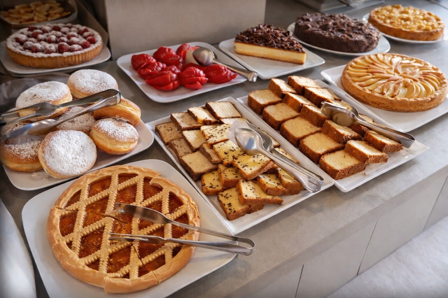 Et udvalg af desserter på et buffetbord.